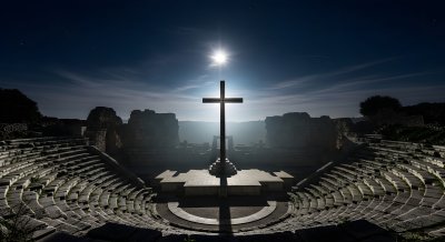 Aesthetic Cross in Ancient Ruins Wallpaper HD 4K - Spiritual Night Scene