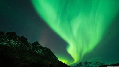 Stunning Aurora Borealis Over Mountains Wallpaper HD 4K Aesthetic