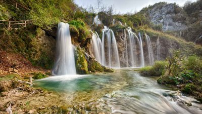 Stunning Waterfall Landscape Wallpaper HD 4K - Aesthetic Nature Scene