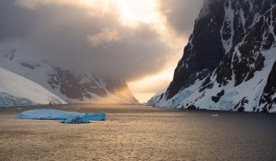 Majestic Antarctic Sunset Wallpaper HD 4K - Aesthetic Nature Landscape